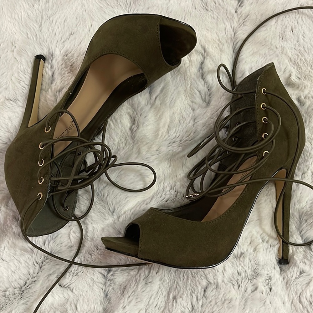 Pre owned Shoe dazzle size 7 US